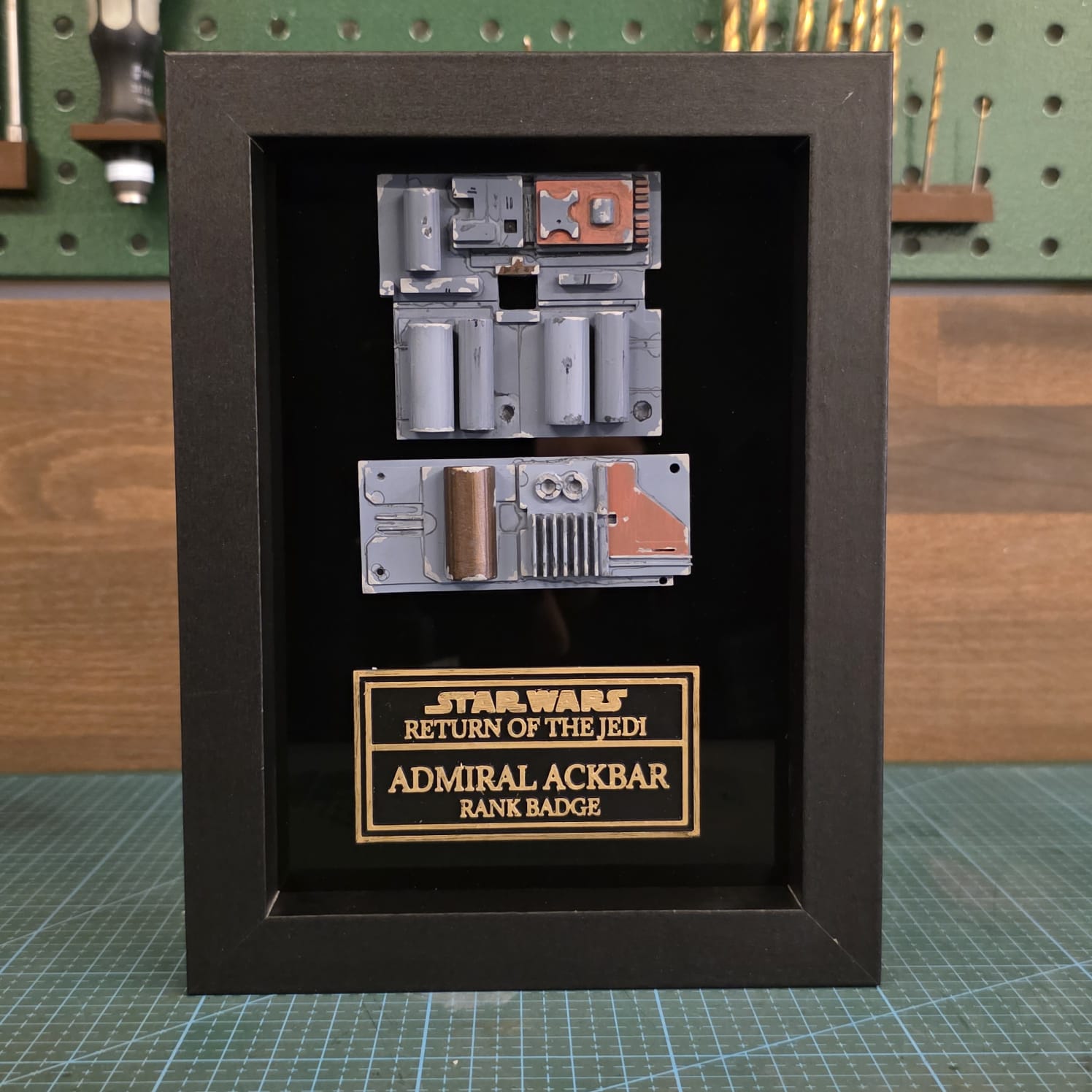 ADMIRAL ACKBAR RANK BADGE in schwarzem Prop Frame