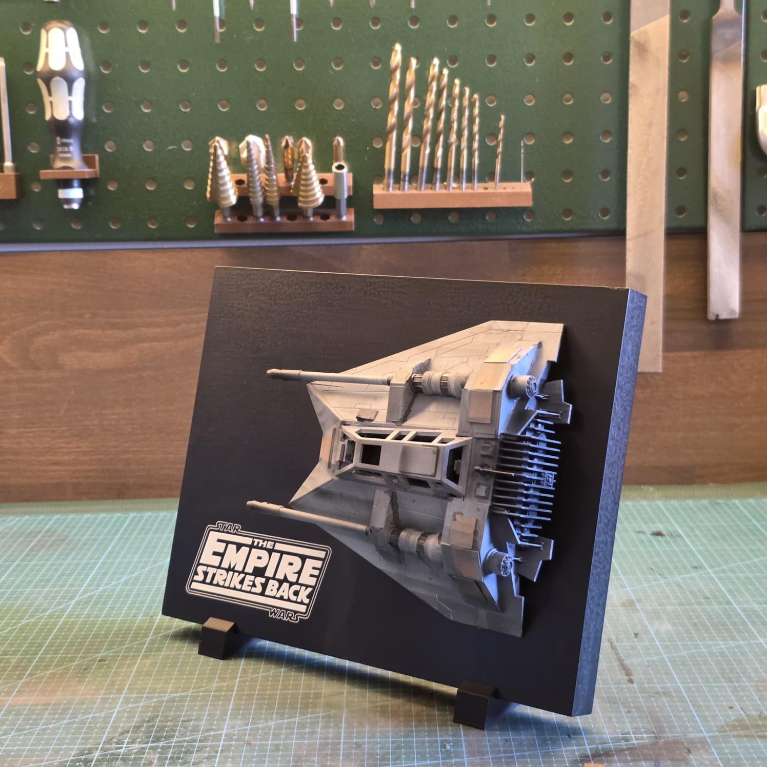 ESB Crew Gift Display mit Snowspeeder-Modell und The Empire Strikes Back Logo