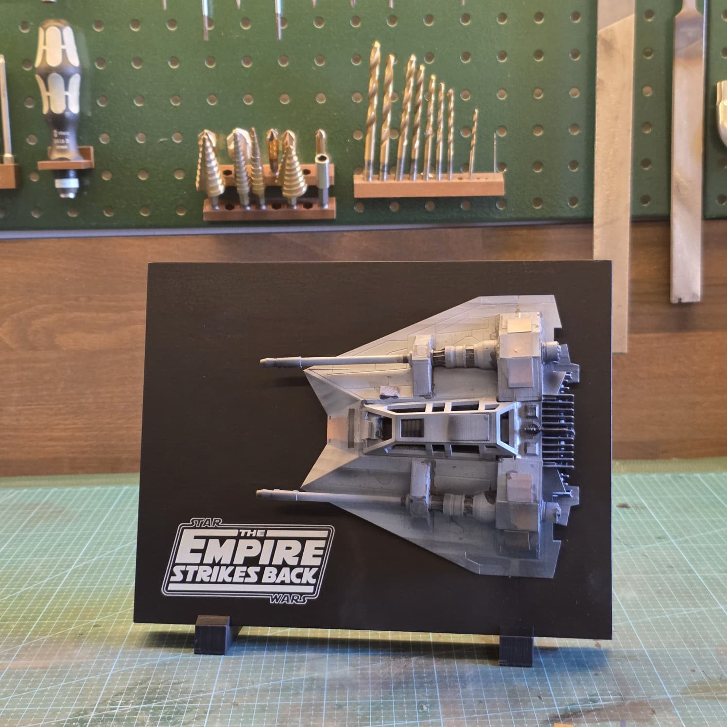 ESB Crew Gift Display mit Snowspeeder-Modell, Frontansicht
