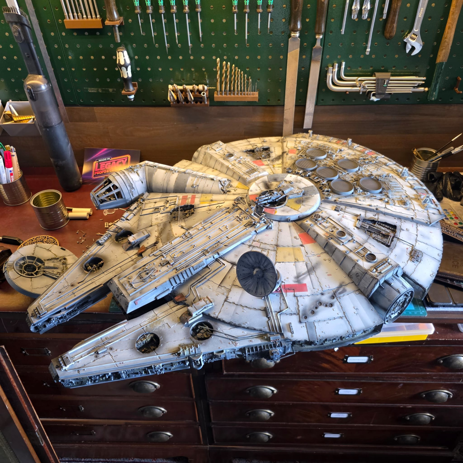 Millennium Falcon Studio-Scale-Modell in der Werkstatt