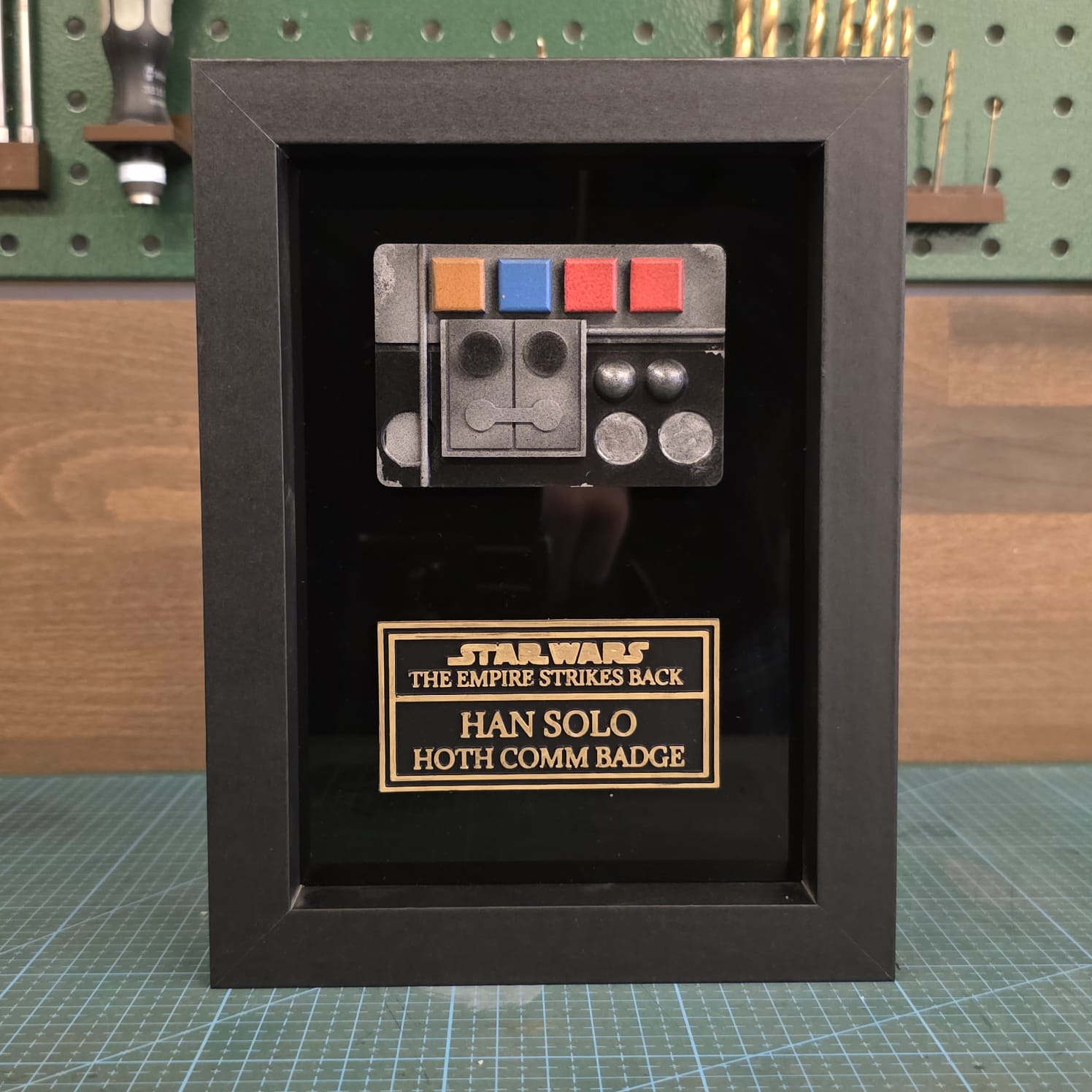 HAN SOLO HOTH COMM BADGE in schwarzem Prop Frame