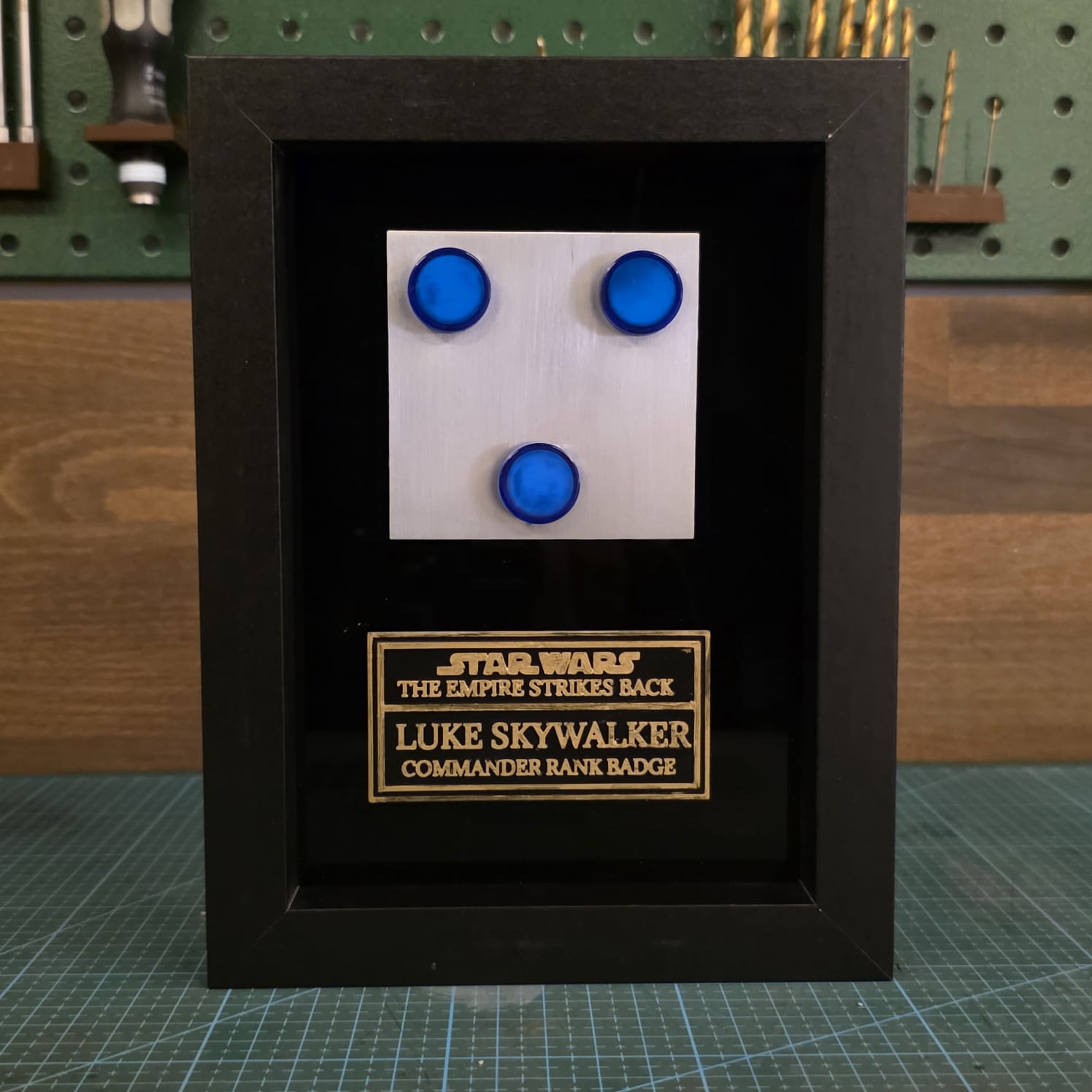 LUKE SKYWALKER COMMANDER RANK BADGE in schwarzem Prop Frame