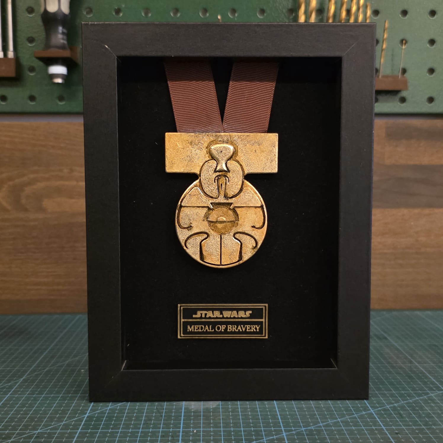 MEDAL OF BRAVERY in schwarzem Prop Frame