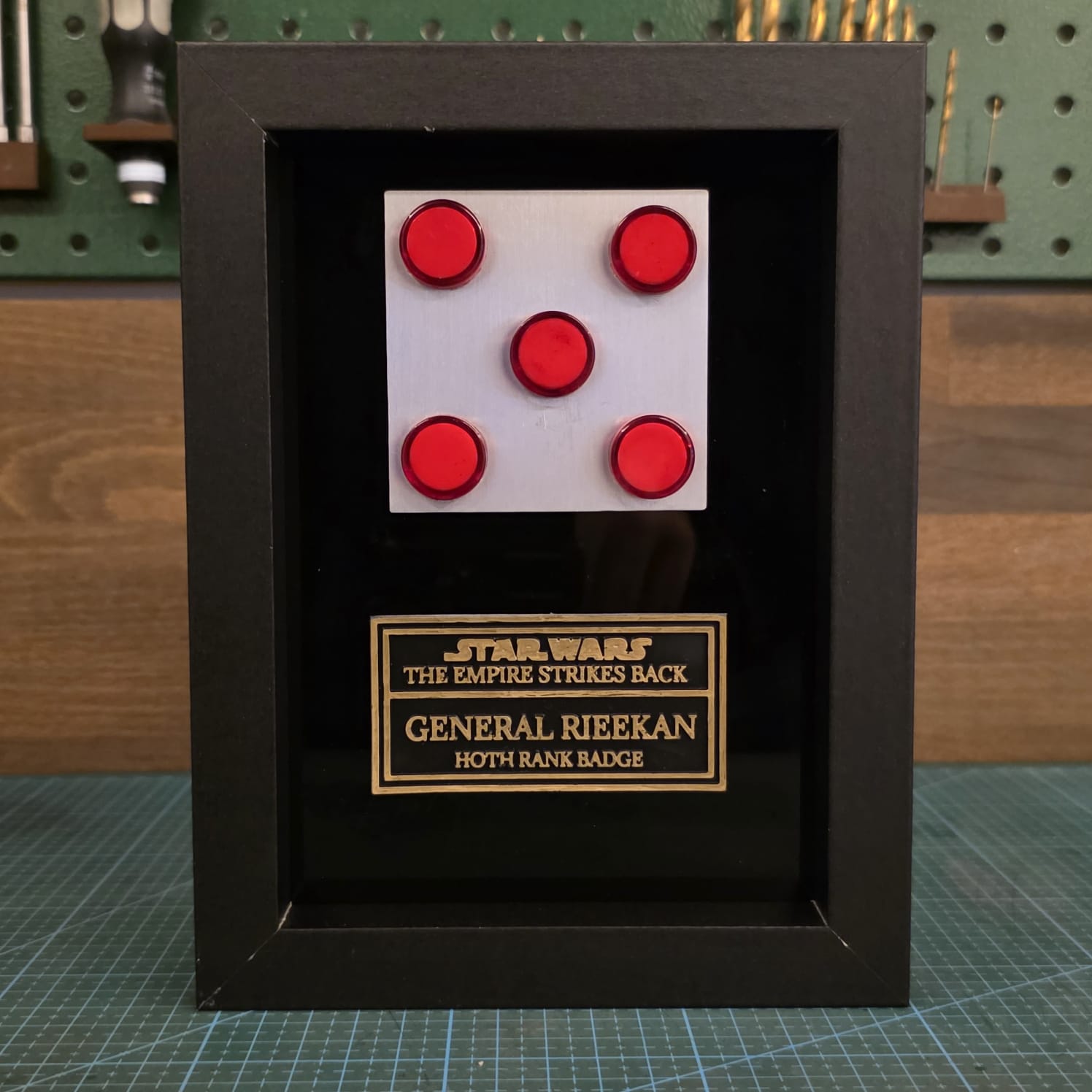 GENERAL RIEEKAN HOTH RANK BADGE in schwarzem Prop Frame