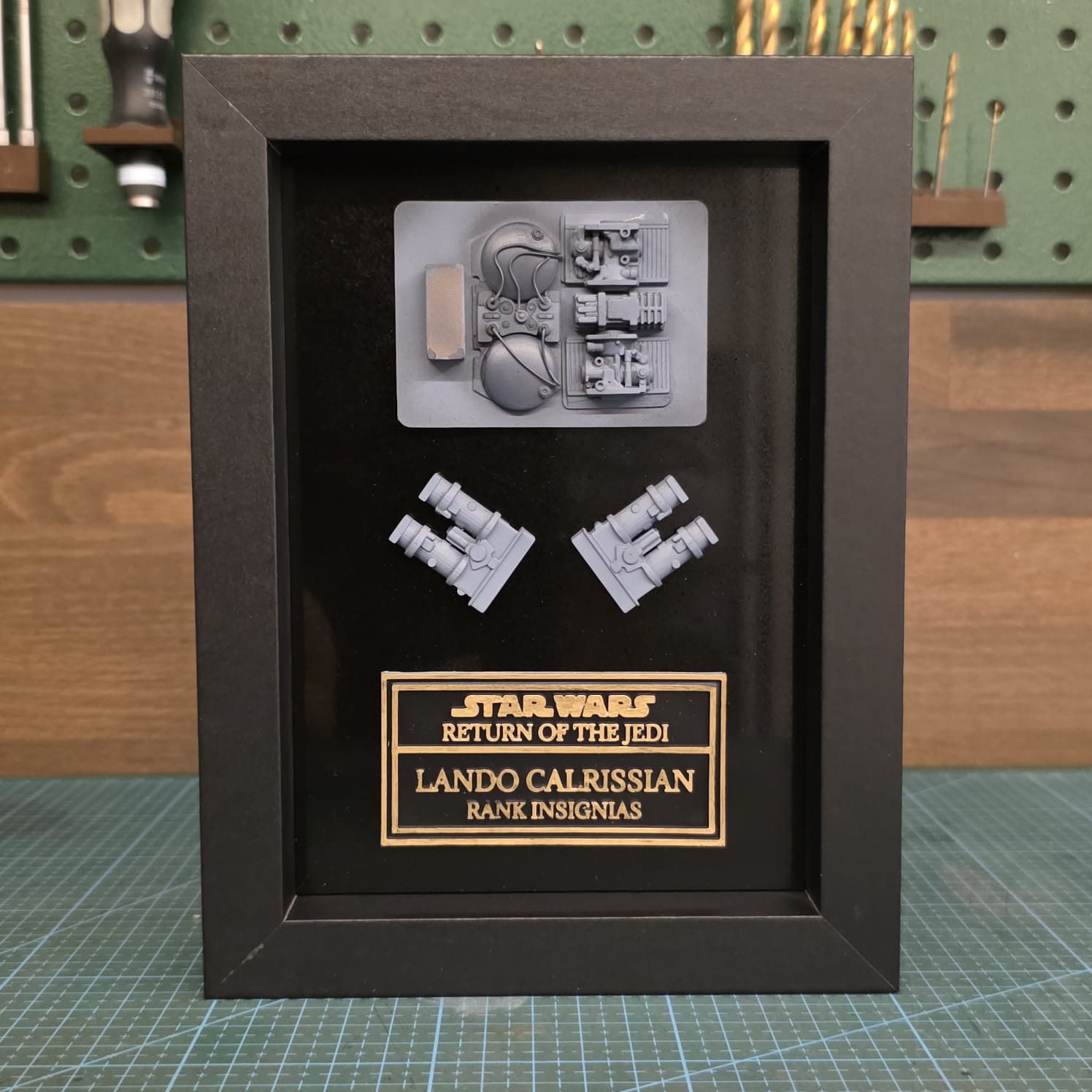 ROTJ RANK BADGE in schwarzem Prop Frame